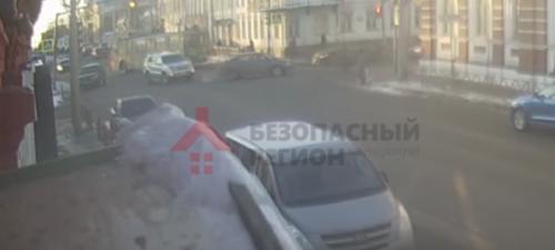 В Интернете появилось видео тройного ДТП с участием троллейбуса в Ярославле