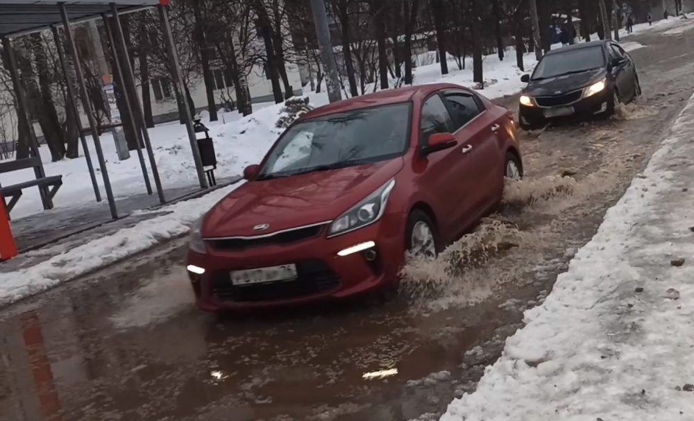 Автомобили тонут: ярославцы массово жалуются на огромные лужи на дорогах города