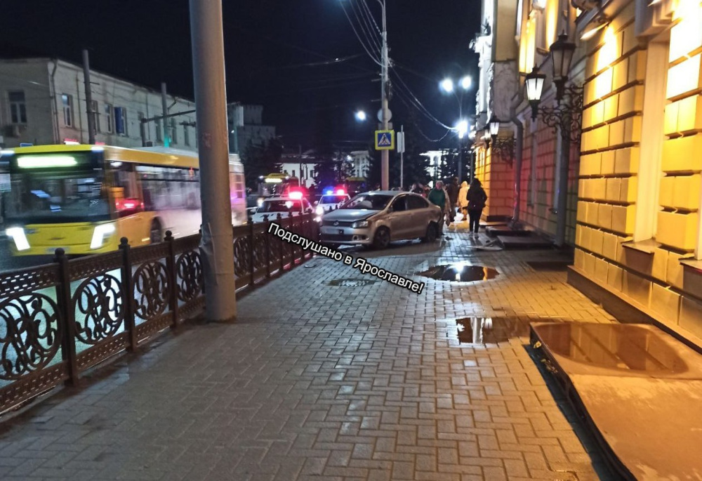 В Ярославле пьяный водитель легковушки врезался в Волковский театр