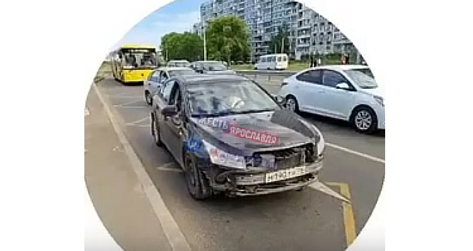 В Ярославле водитель уснул в машине посреди дороги