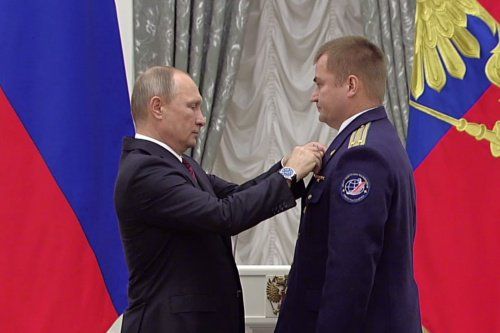 Владимир Путин вручил космонавту Алексею Овчинину медаль «Золотая Звезда» 