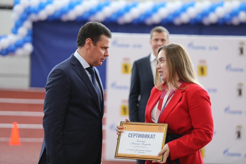 Дмитрий Миронов вручил сертификат на квартиру Олимпийской чемпионке из Ярославля