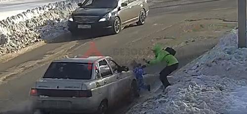 В сети появилось видео ДТП в Заволжском районе, где двухлетний мальчик бросился под колеса автомобиля