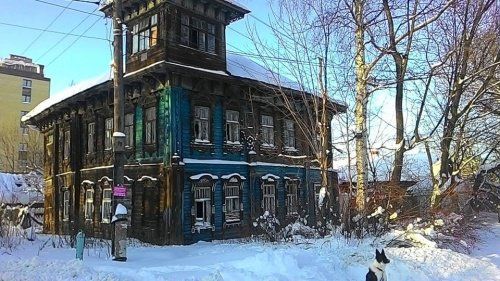 В Ярославле вандалы оторвали декоративную композицию с деревянного дома конца XIX века