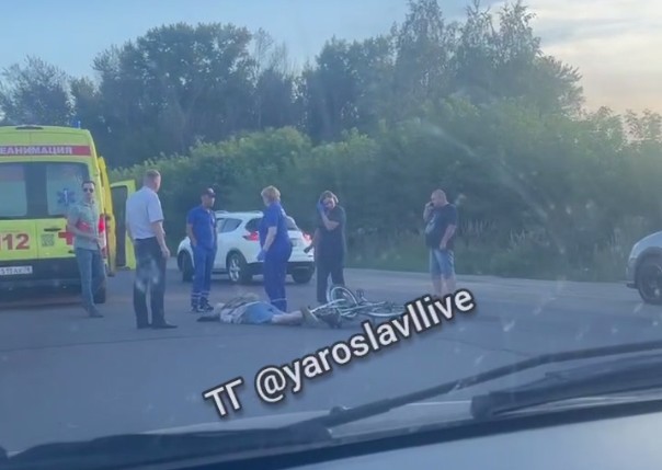 Забрала скорая: у Комсомольского моста в Ярославле легковушка сбила велосипедиста