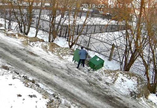С помощью видеокамеры в Рыбинске нашли мужчин, которые регулярно переворачивали мусорные контейнеры