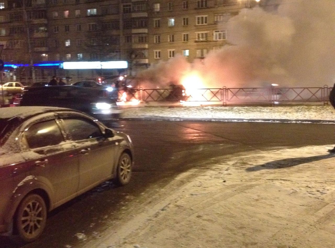 В Ярославле сгорел микроавтобус (Видео)