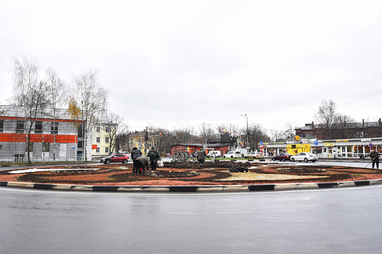 Весной город зацветет тюльпанами: в Ярославле сажают цветы на Комсомольской площади