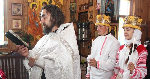 В Рыбинской колонии провели обряд венчания и регистрацию брака_160648