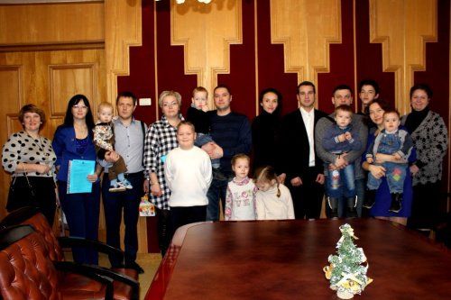 Шесть многодетных семей бесплатно получили земельные участки в Ярославском районе 