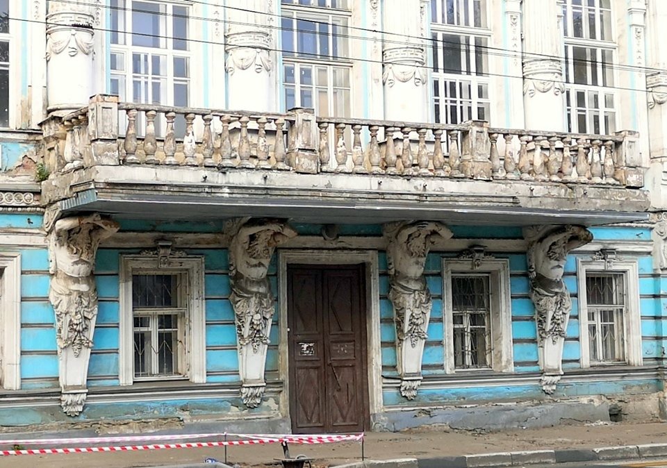 Градозащитница Ольга Мазанова задала вопросы о законности работ на фасаде «Дома Дунаева» с атлантами