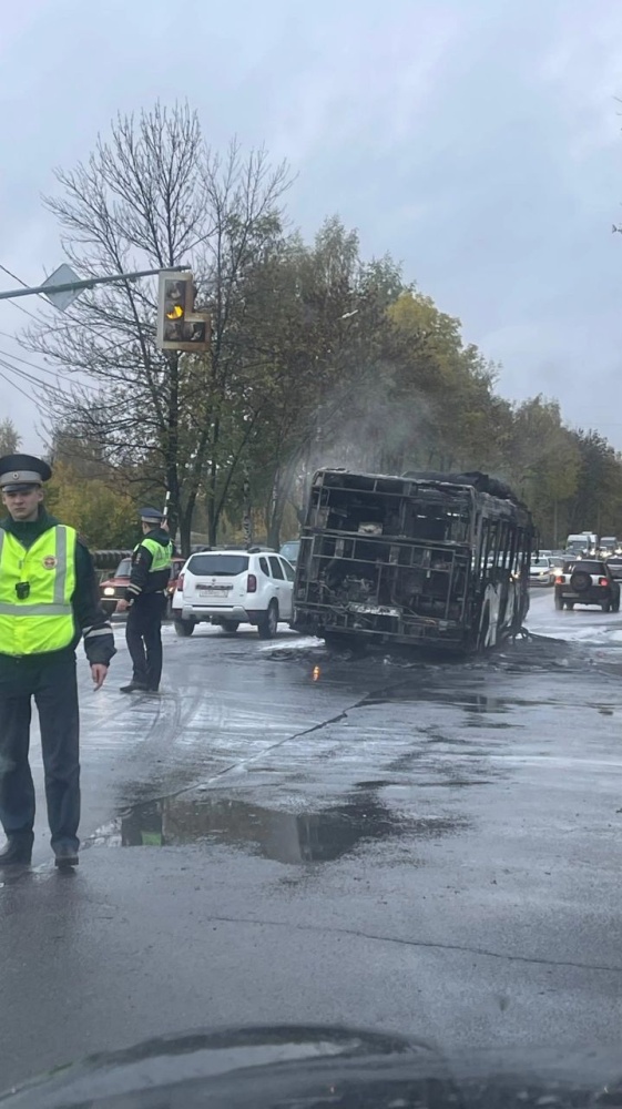 В Ярославле пассажирский автобус выгорел дотла