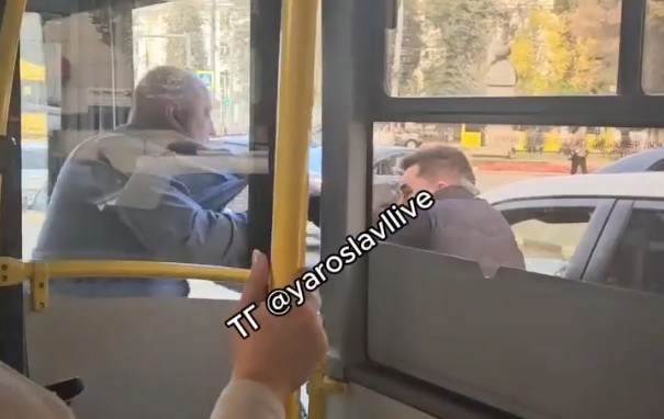 В Ярославле водитель внедорожника накинулся на шофера автобуса