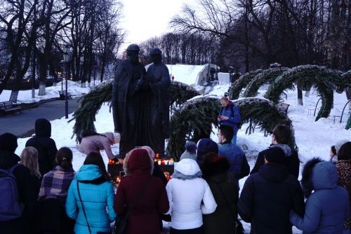 В центре Ярославля прошла гражданская акция памяти погибших при пожаре в Кемерово: фото