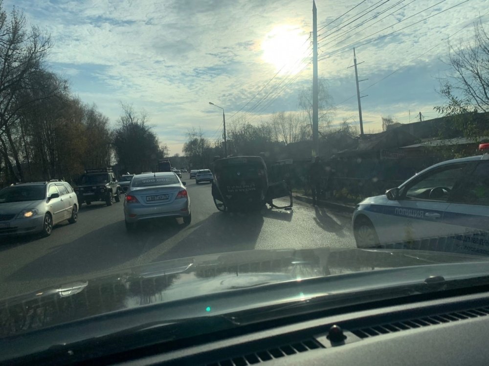 ДТП в Ярославле: перевернулся автомобиль