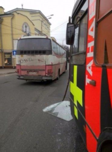 На площади Волкова в Ярославле столкнулись автобус и троллейбус 