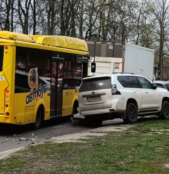 В Ярославле жёлтый автобус угодил в массовое ДТП