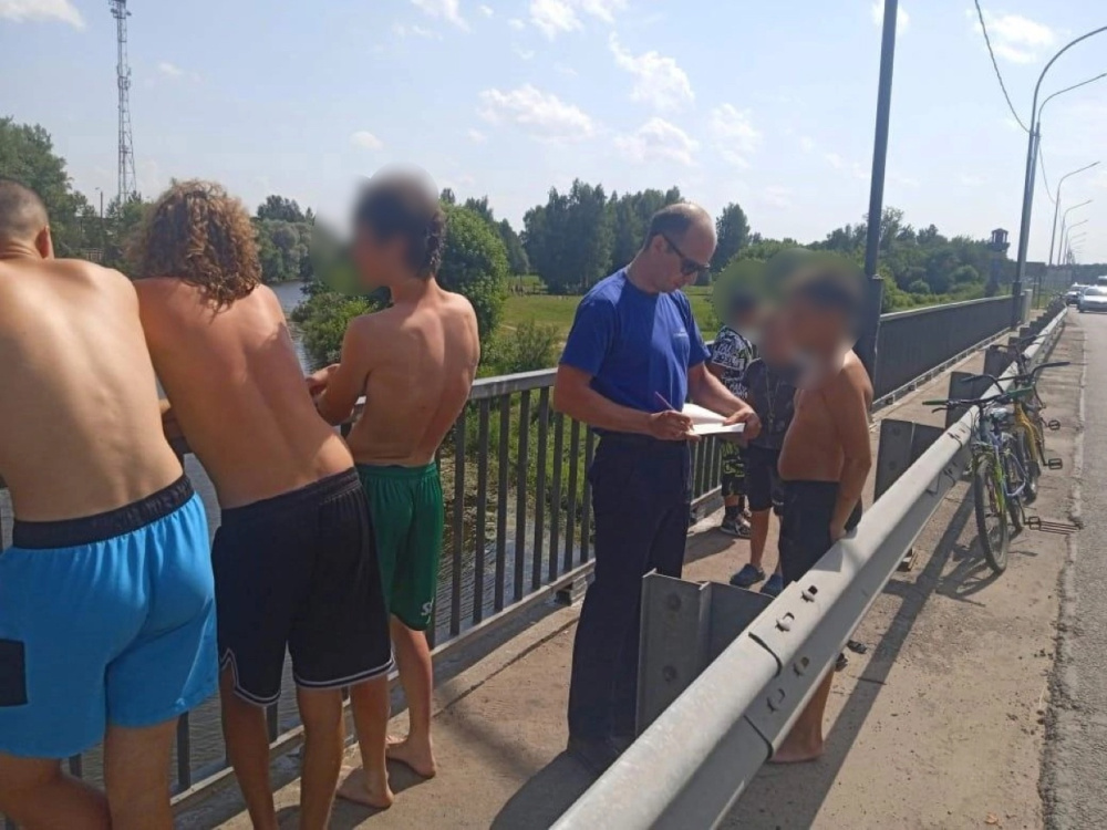 В Ярославской области на мосту спасли подростка