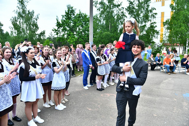 Эти майские дни всегда навевают трогательные воспоминания: в ярославских школах прозвучали Последние звонки