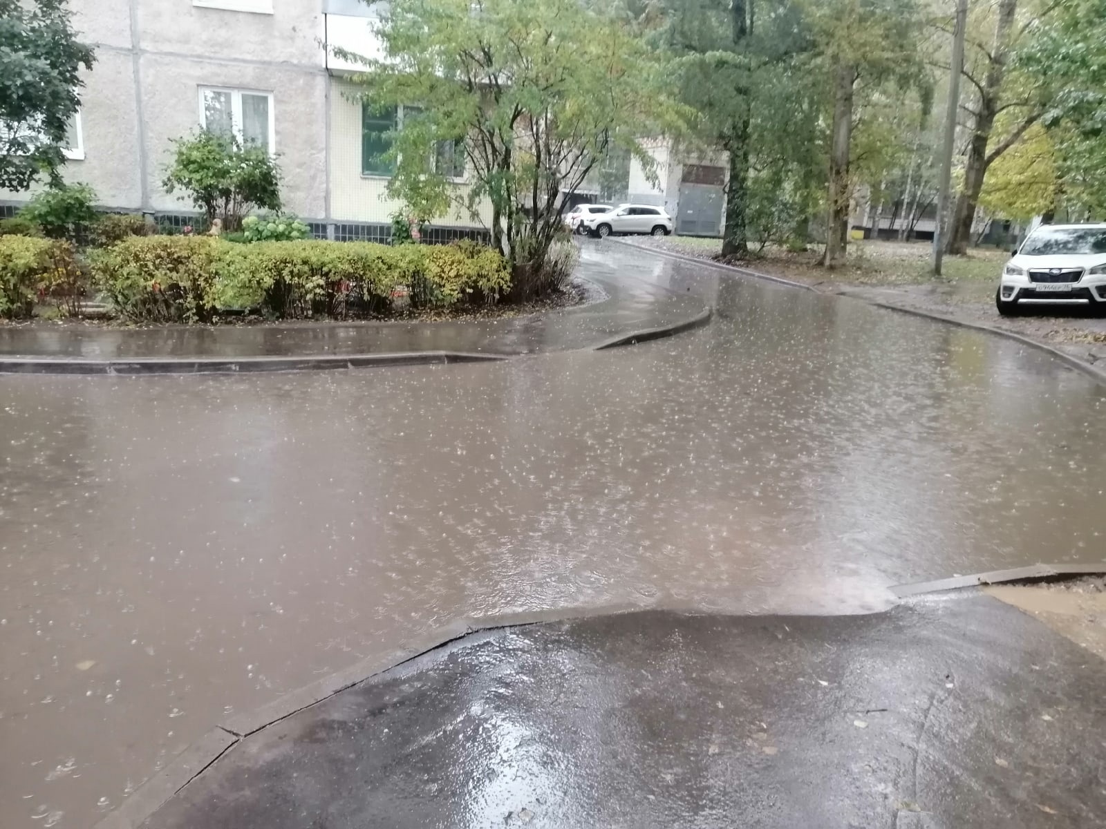 Наша маленькая Венеция: жители двора в Дзержинском районе пожаловались на затопленные дороги