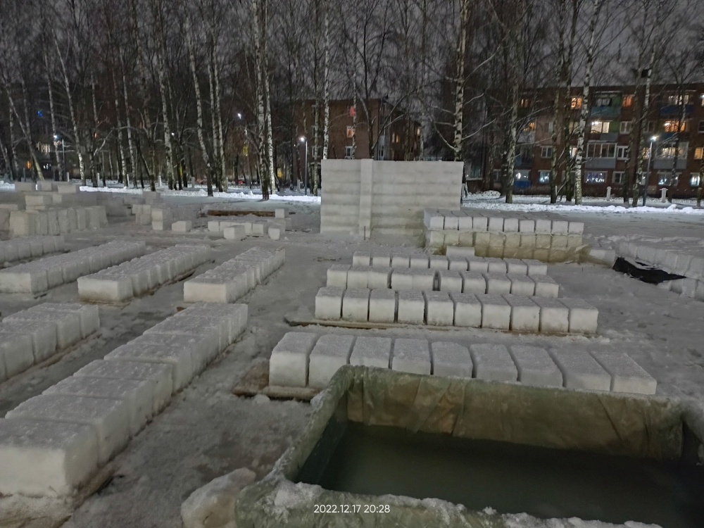 Как 20 лет назад: в ярославском парке строят ледяной лабиринт