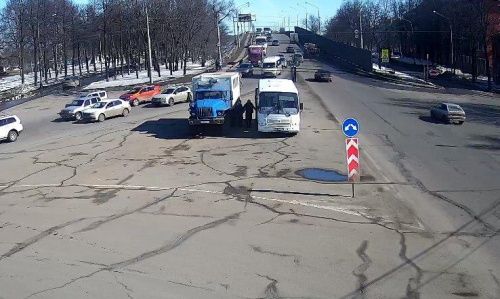 На Октябрьском мосту Ярославля сломалась маршрутка, движение в центр было затруднено