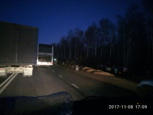 Водитель грузовика, который столкнулся с экскурсионным автобусом в Ростовском районе, частично признал вину