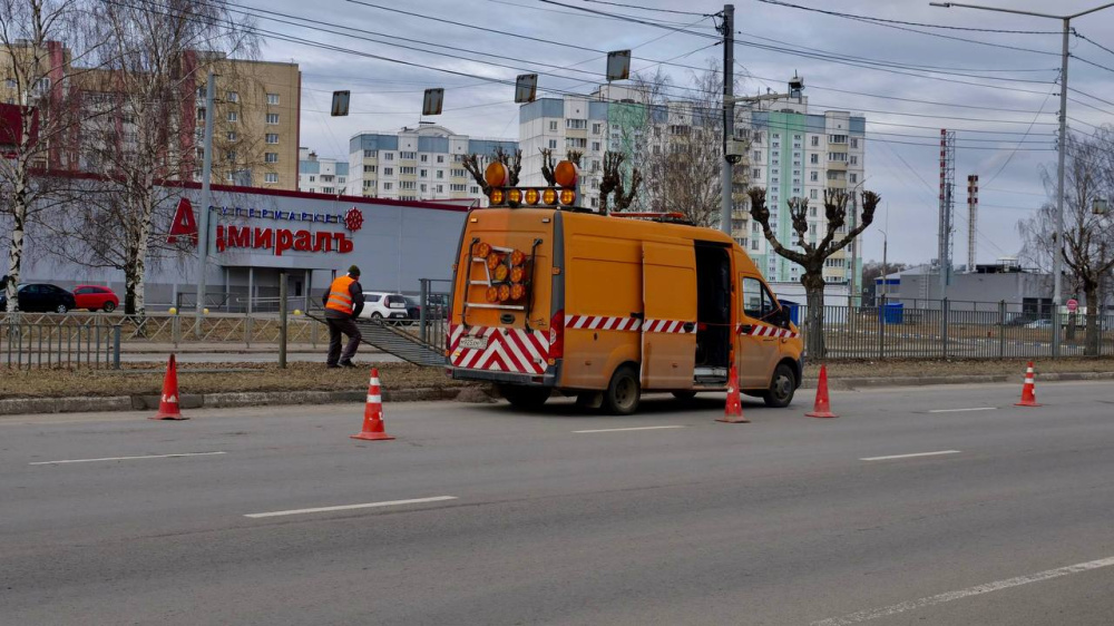 В Ярославле демонтируют старый забор на проспекте Фрунзе