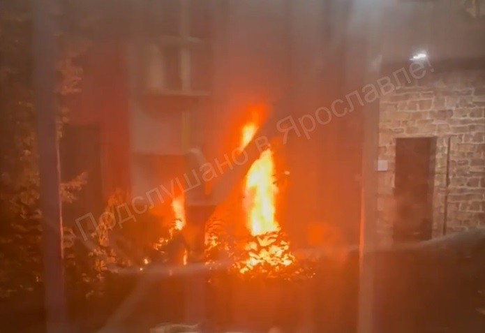 В Ярославле поздним вечером во дворе жилых домов сгорел автомобиль
