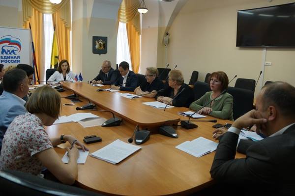 Депутаты и педагогическое сообщество обсудили поправки в закон «Об образовании»