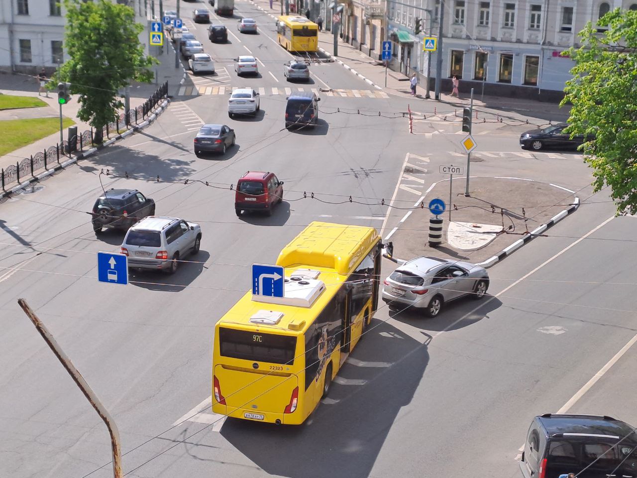 В центре Ярославля автобус врезался в Infiniti | 30.05.23 | Яркуб