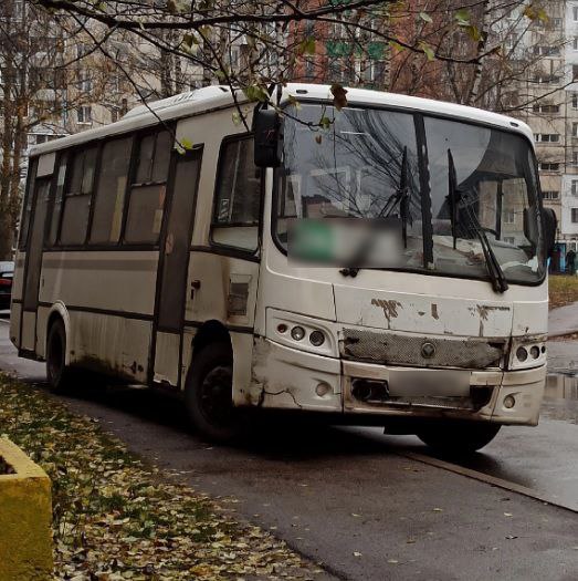 В Ярославле оштрафовали водителя автобуса, припарковавшегося на тротуаре во дворе