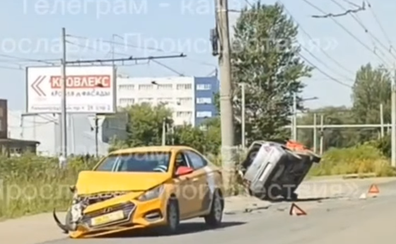 В Ярославле на Ленинградском проспекте такси попало в аварию