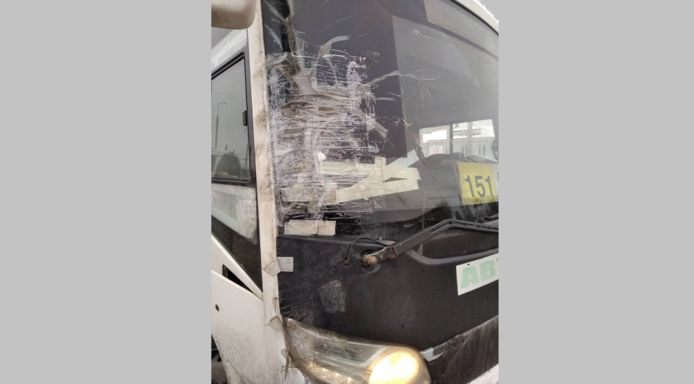 В Ярославской области на пригородный маршрут выпустили автобус со скотчем вместо части лобового стекла
