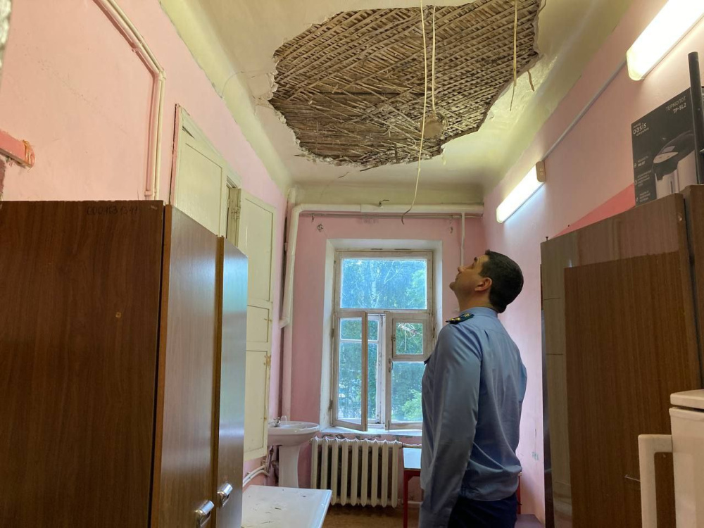 В Ярославской области в больнице обрушился потолок