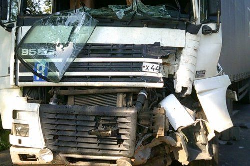 В Ростовском районе грузовик врезался в ограждение 