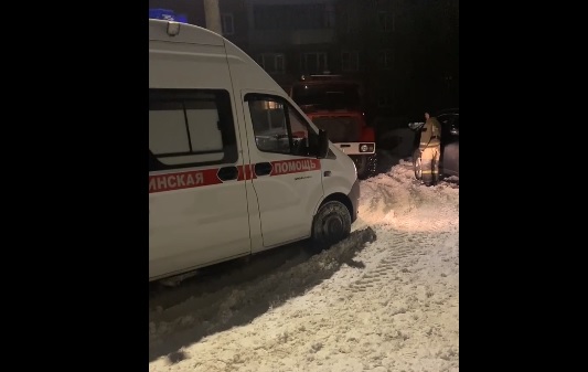 Нескорая скорая: в ярославских дворах в снегу вязнут машины медиков_262838