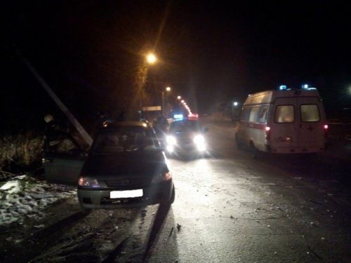 В Рыбинске легковой автомобиль врезался в столб 