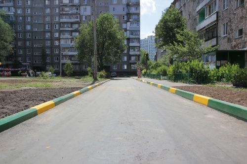 Бордюры в ярославских дворах покрасят желто-зеленым. В Москве так не делают уже три года