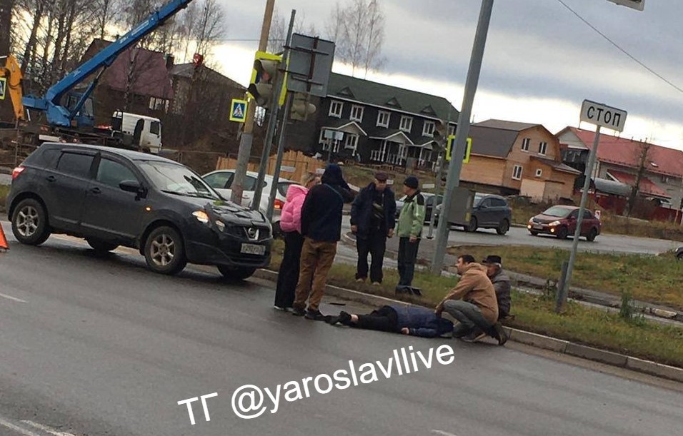 На проспекте Фрунзе в Ярославле водитель легковушки сбил трех пешеходов