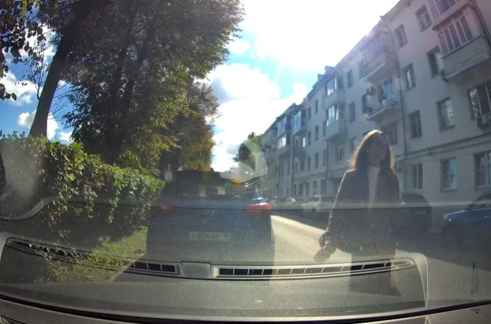 Прогуливалась с камнем и царапала машины: в центре Ярославля девушка занималась вредительством