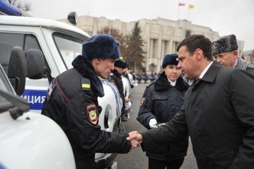 Дмитрий Миронов вручил полицейским ключи от новых служебных автомобилей 