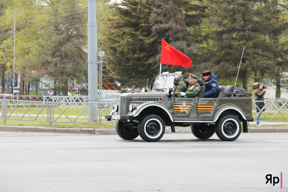 Времён Великой Отечественной и суперсовременные: в Ярославле прошёл «Народный парад»