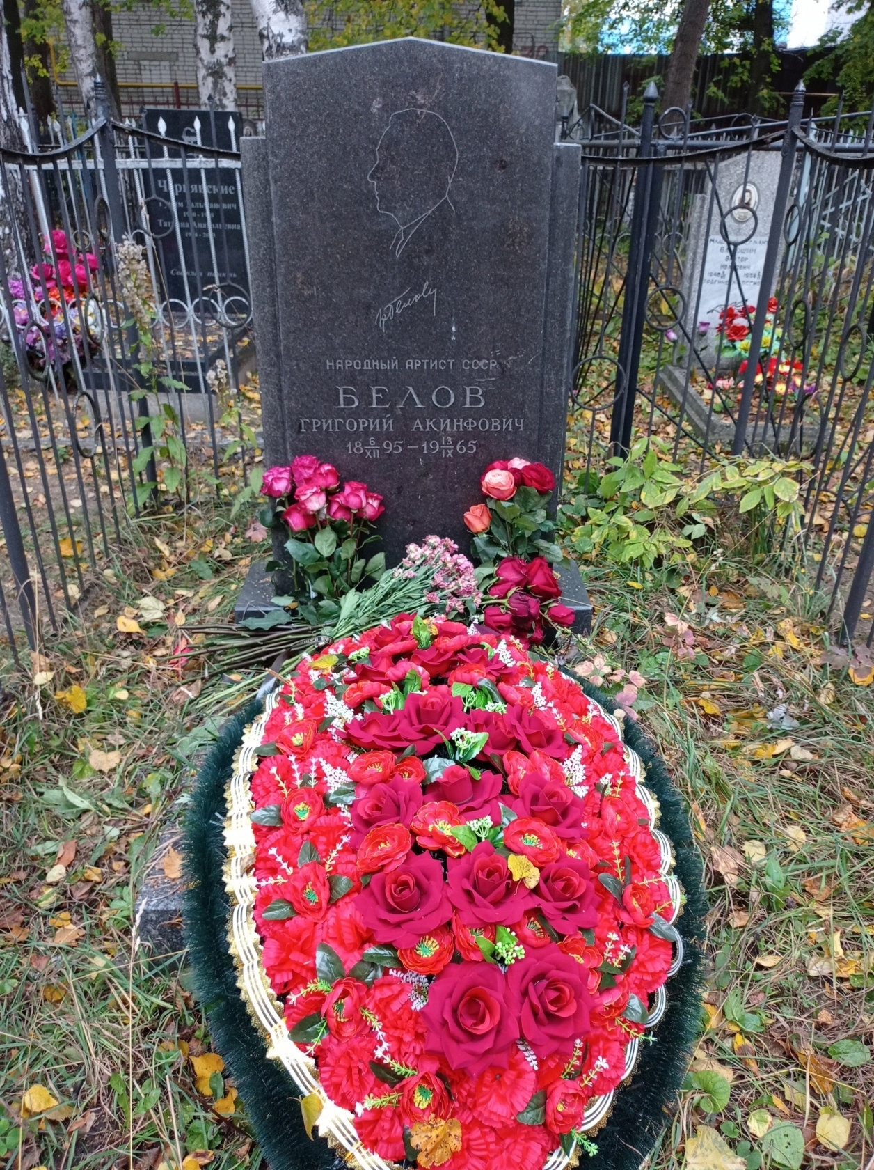 «Сергей Пускепалис одобрил бы это решение»: принесенные поклонниками цветы возложили на могилы ярославских деятелей театра