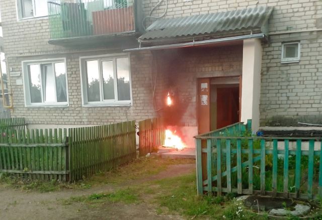 В Ярославской области от удара молнии в дом возник пожар