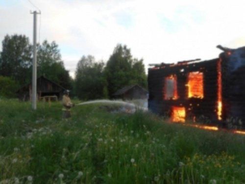 В Пошехонском районе огонь повредил нежилой дом 