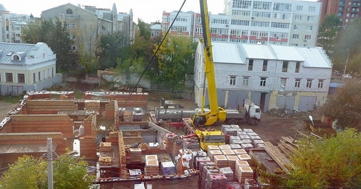«Все закончили, только что уехал кран». Остановилось строительство дома в буферной зоне ЮНЕСКО Ярославля