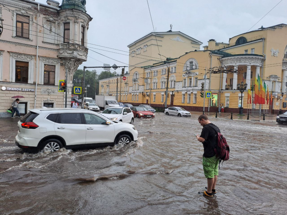«Причал Ярославль Главный»: вечерний ливень превратил город в полноводную реку