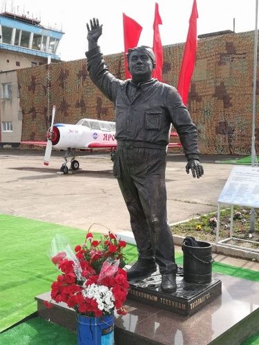 На аэродроме «Левцово» под Ярославлем поставили памятник авиатехникам «Макарыч»