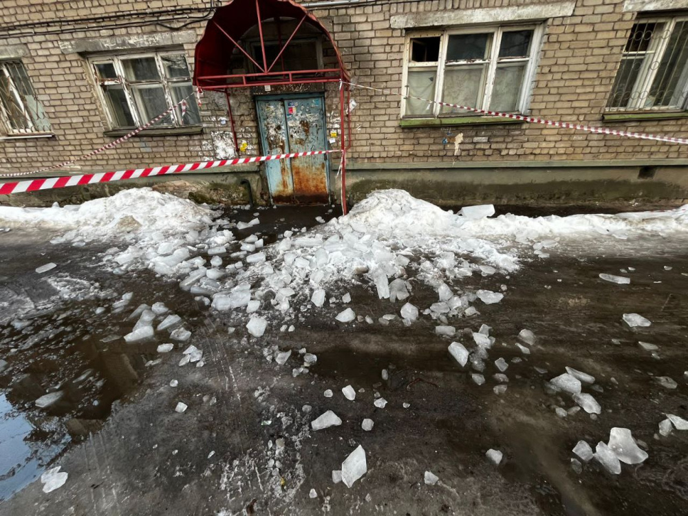 Два человека пострадали в двух районах Ярославля от падения ледяных глыб с крыш